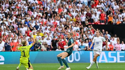 Ella Toone (r.) lupfte überlegt zum 1:0 ein.