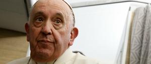 Rückweg, Ausweg? Papst Franziskus im Flugzeug auf der Rückreise aus Kanada. 