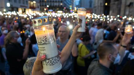 Eine große Menschenmenge nimmt an der Gedenkveranstaltung der Initiative #YesWeCare im Andenken an die oberösterreichische Ärztin Lisa-Maria Kellermayr Stephansplatz teil. 