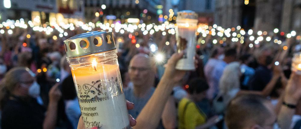 Eine große Menschenmenge nimmt an der Gedenkveranstaltung der Initiative #YesWeCare im Andenken an die oberösterreichische Ärztin Lisa-Maria Kellermayr Stephansplatz teil.