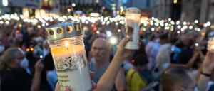 Eine große Menschenmenge nimmt an der Gedenkveranstaltung der Initiative #YesWeCare im Andenken an die oberösterreichische Ärztin Lisa-Maria Kellermayr Stephansplatz teil. 
