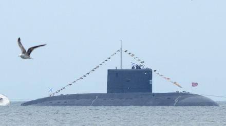 Russisches U-Boot bei einer Parade im Jahr 2015. 