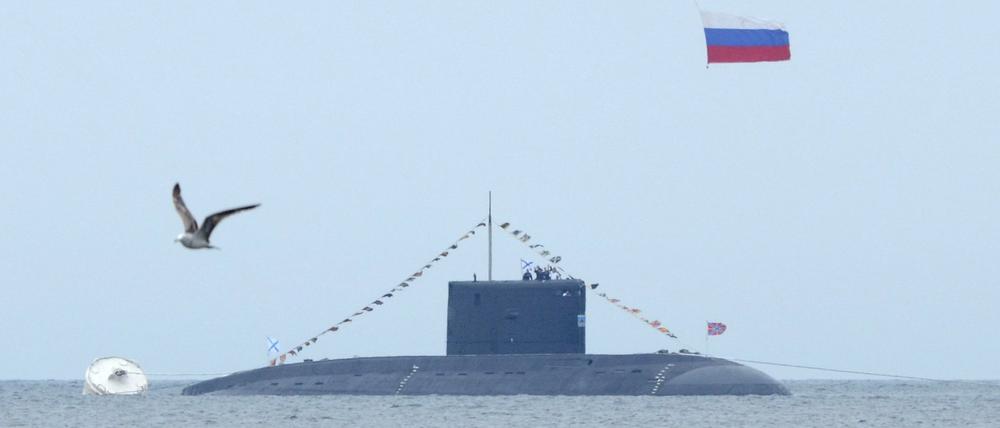 Russisches U-Boot bei einer Parade im Jahr 2015.