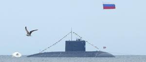 Russisches U-Boot bei einer Parade im Jahr 2015. 