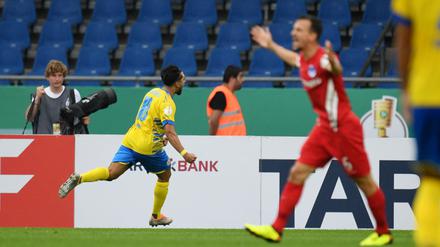 Braunschweigs Immanuel Pherai (l) jubelt nach seinem Treffer zum 3:2. 