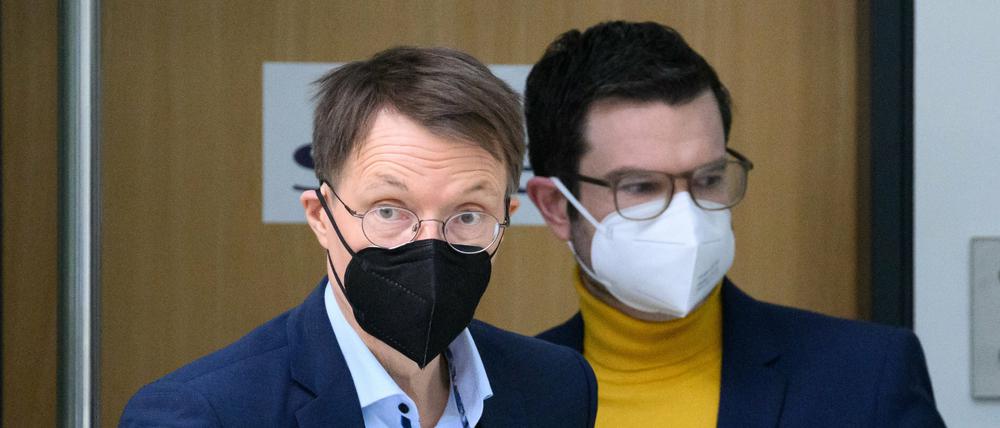 Karl Lauterbach (rechts), Bundesminister für Gesundheit, und Marco Buschmann (FDP), Bundesminister der Justiz (Archivbild)