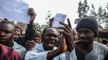 Menschen protestieren gegen die UN-Friedenstruppe (MONUSCO). 