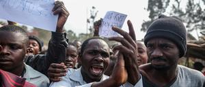 Menschen protestieren gegen die UN-Friedenstruppe (MONUSCO). 