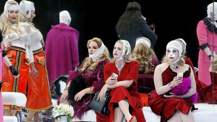 Die Walküren in der Beautyfarm: Stephanie Houtzeel (l-r) Kelly God, Katie Stevenson und Daniela Köhler in Valentin Schwarz' Inszenierung.