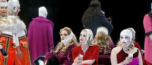 Die Walküren in der Beautyfarm: Stephanie Houtzeel (l-r) Kelly God, Katie Stevenson und Daniela Köhler in Valentin Schwarz' Inszenierung.