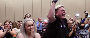 Abtreibungsbefürworter freuen sich über den Wahlausgang in Kansas.