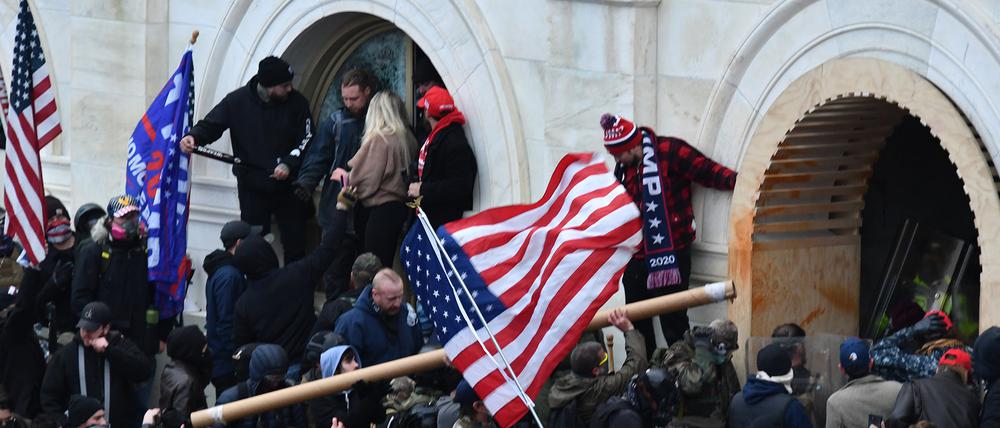 Anhänger des damaligen US-Präsidenten Trump stürmen das US-Kapitolgebäude (Archivbild).