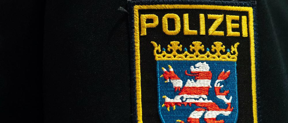 Das Wappen der Polizei Hessen ist während einer Nachwuchsaktion des Polizeipräsidiums Mittelhessen auf einer Uniform zu sehen.