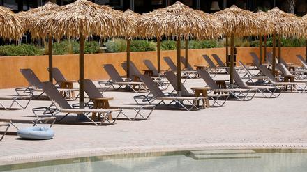 Leere Sonnenliegen an einem Pool auf Mallorca. 