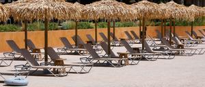 Leere Sonnenliegen an einem Pool auf Mallorca. 