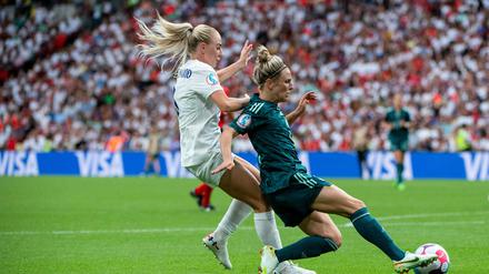 Hart umkämpftes Endspiel. Svenja Huth (links) im Zweikampf mit Alex Greenwood 