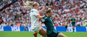 Hart umkämpftes Endspiel. Svenja Huth (links) im Zweikampf mit Alex Greenwood 