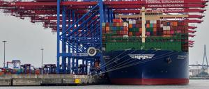 Das Containerschiff «HMM Gdanks» der Reederei «HMM» liegt im Waltershofer Hafen in Hamburg.