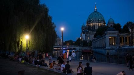 Entspannt genießen zahlreiche Menschen den Abend im James-Simon-Park. 