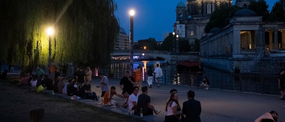 Entspannt genießen zahlreiche Menschen den Abend im James-Simon-Park.