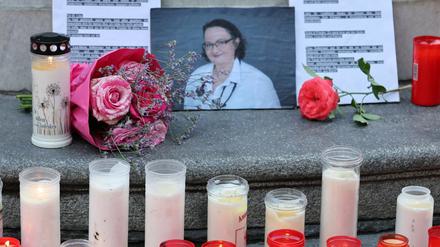 Kerzen und Blumen in Gedenken an die Ärztin Lisa-Maria Kellermayr in Linz.