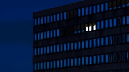 In einem Bürohaus brennt Licht (Symbolbild).