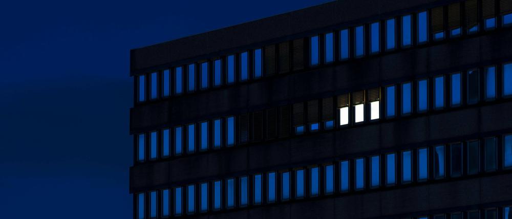In einem Bürohaus brennt Licht (Symbolbild).