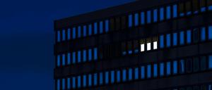 In einem Bürohaus brennt Licht (Symbolbild).