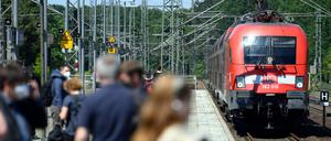 Wegen einer gerissenen Oberleitung musste ein Expresszug vom BER nach Berlin kurz vor Johannisthal stoppen. (Symbolbild)