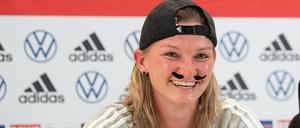 Bei einer Pressekonferenz während der EM stellte sich Alexandra Popp als Alexander vor, inklusive eines aufgeklebten Schnauzers aus Kinesiotape.