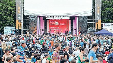 Am 12. August 2023 kann beim LesBiSchwulen Parkfest wieder auf dem Gelände des Freiluftkinos im Volkspark Friedrichshain gefeiert werden. 
