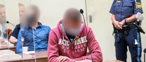 Der Hauptangeklagte und ein weiterer Angeklagter sitzen beim Blood &amp; Honour»-Prozess mit ihren Anwälten im Gerichtssaal. 