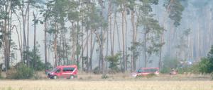 29.07.2022, Brandenburg, Falkenberg: Qualm von Glutnestern und kleineren Feuern steht in einem Wald im Landkreis Elbe-Elster. 