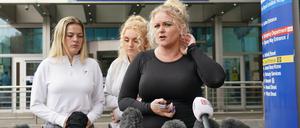 Die Mutter des unheilbar kranken Archie spricht vor dem Royal London Hospital in Whitechapel mit Journalisten. 