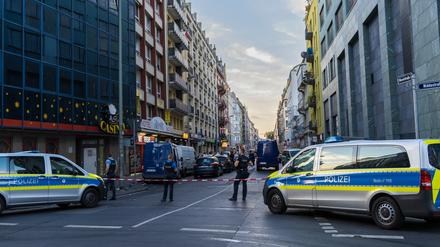 Polizisten stehen vor einer Absperrung während eines Einsatzes im Bahnhofsviertel.