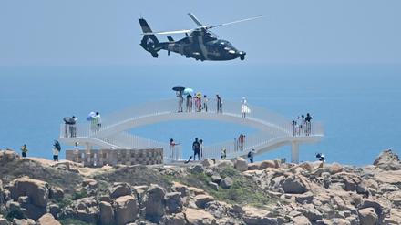 Ein Helikopter des chinesischen Militärs nahe der Insel Pingtan