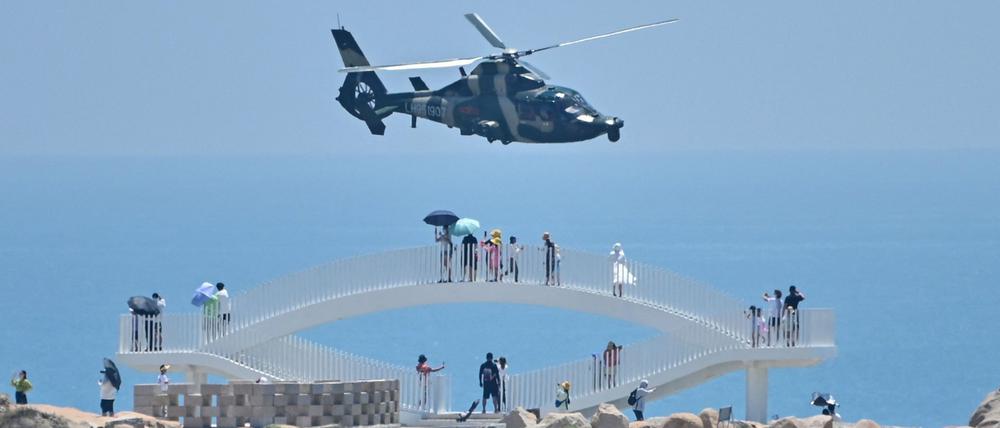 Ein Helikopter des chinesischen Militärs nahe der Insel Pingtan
