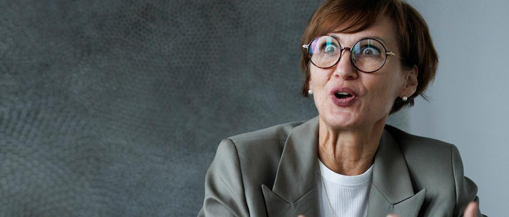 Ein Porträtbild der Ministerin in einer Gesprächssituation.