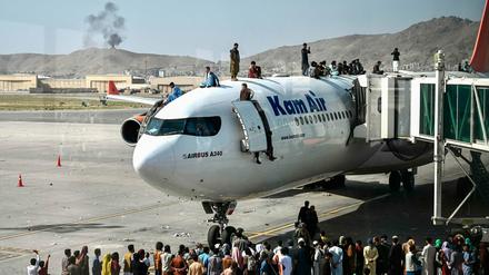 Der Ansturm beginnt: Verzweifelt Afghanen versuchen Anfang August 2021auf dem Flughafen von Kabul einen Flug in Sicherheit zu erlangen.