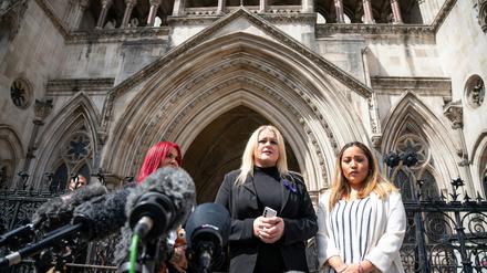 Die Mutter von Archie Battersbee spricht vor dem Royal Courts of Justice mit Journalisten.
