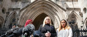 Die Mutter von Archie Battersbee spricht vor dem Royal Courts of Justice mit Journalisten.