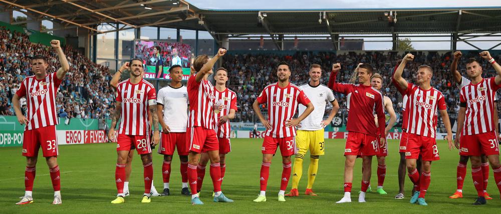 Die Spieler von Union Berlin feiern den Einzug in die zweite Pokalrunde.