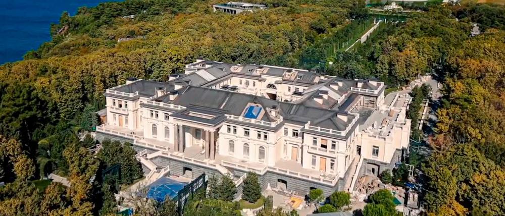 Das Bild aus einem vom russischen Oppositionellen Alexej Nawalny produzierten Youtube-Video zeigt eine Drohnenansicht eines Anwesens an der Schwarzmeerküste.