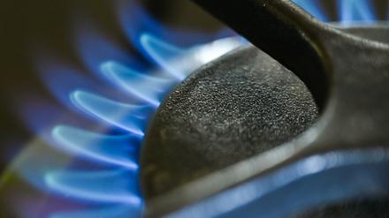Eine Gasflamme auf einer Kochstelle an einem Gasherd in einer Küche.