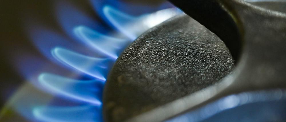 Eine Gasflamme auf einer Kochstelle an einem Gasherd in einer Küche.
