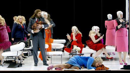 Die Walküren in der Beautyfarm, mit Iréne Theorin als Brünnilde (blauer Blazer), Lise Davidsen als Sieglinde (liegend) und Igor Schwab als Babybetreuer Grane. 