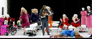 Die Walküren in der Beautyfarm, mit Iréne Theorin als Brünnilde (blauer Blazer), Lise Davidsen als Sieglinde (liegend) und Igor Schwab als Babybetreuer Grane.