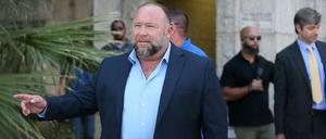 Der US-Verschwörungsideologe Alex Jones vor dem Gericht in Austin. 