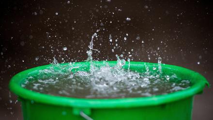 Regenwasser auf der ganzen Welt enthält nicht abbaubare chemische Substanzen. 