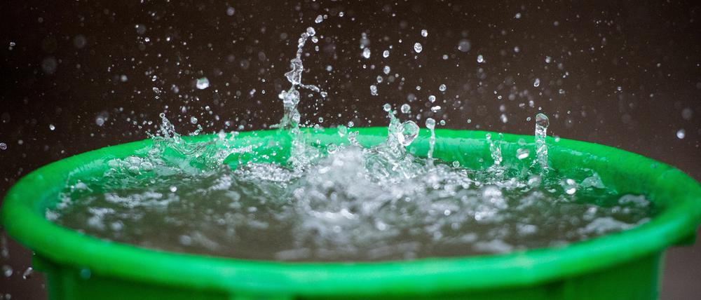 Regenwasser auf der ganzen Welt enthält nicht abbaubare chemische Substanzen.